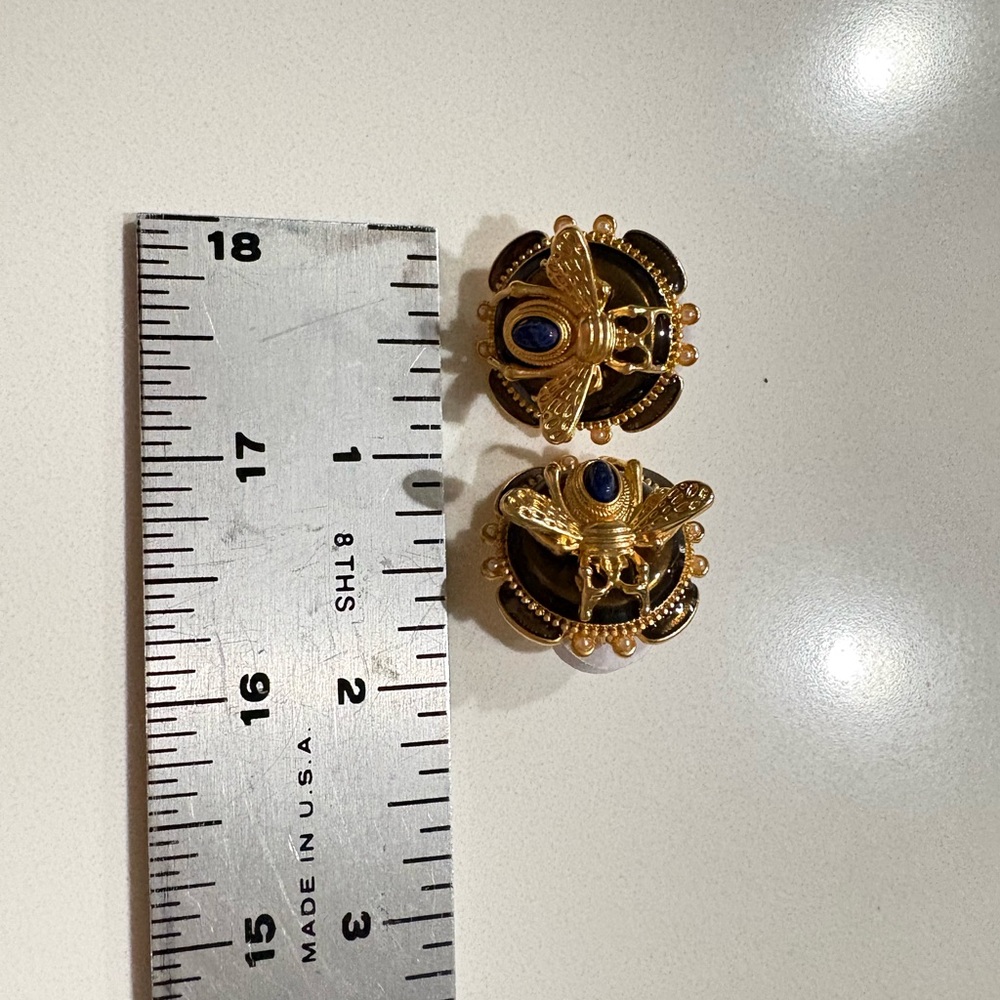 New Vintage‎ Style Bee Stud Earrings Gold Black Enamel with imitation Pearls - Picture 2 of 4